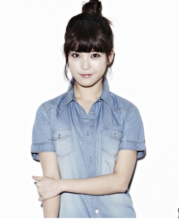'IU' Photo of 'G by Guess' and 'Union Bay' | KpopStarz