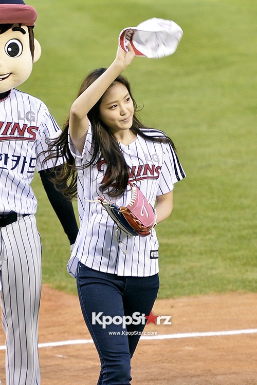 A Pink's Son Na Eun Trows The First Pitch at LG Twins vs KIA