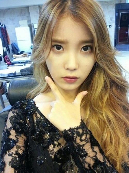 IUs Gone Blonde New Long Wavy Hairstyle and Expressionless Face Are Sexy   KpopStarz