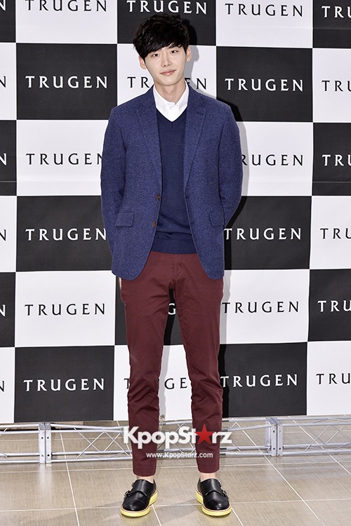 Lee Jong Suk Holds Fan Sign Event for 'Trugen' - Oct 11, 2013 [PHOTOS