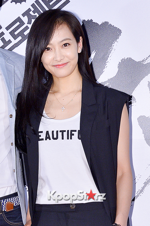 f(x)'s Victoria and Sunday Attend as VIP Guests of the Movie 'Crying ...