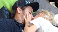 David Lucca gives daddy Neymar a little kiss. 