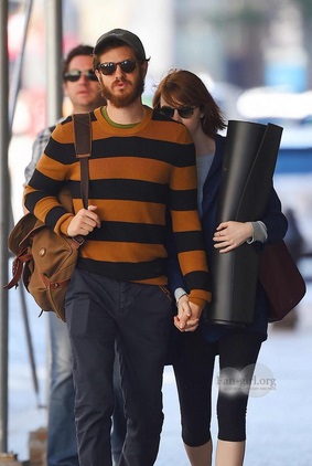 Emma Stone And Boyfriend Andrew Garfield Hiding From The Paparazzi 
