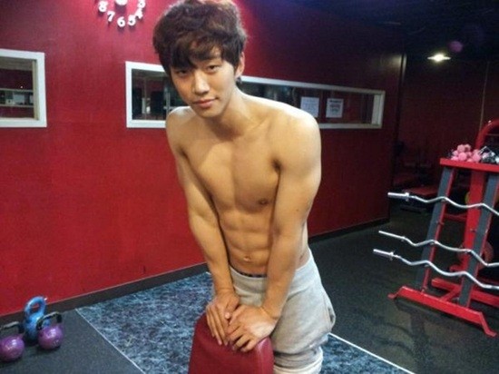 2pm Junho Reveals Six Pack Just Perfect Kpopstarz 6852