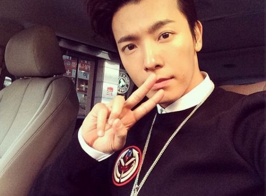 donghae handsome selfie