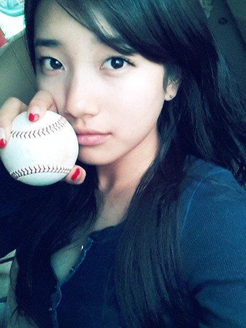 Photo News] Suzy throws first pitch at Korean Series