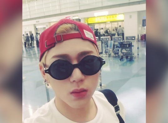 Block B S Zico Kicks Off New Instagram Account In The Airport Kpopstarz