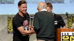 Channing Tatum shakes hands with Stan Lee at Comic-Con International 2015 - 20th Century FOX Panel (July 11, 2015)