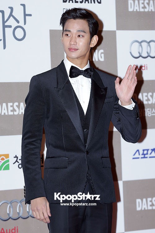 Kim Soo Hyun's Handsome Smile at The Blue Dragon Film Awards Red Carpet ...