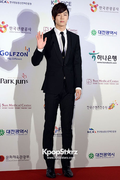 CNBLUE Kang Min Hyuk Sleek Black Suit at K-Drama Star Awards Red Carpet ...