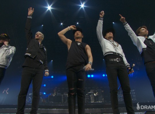 Big Bang bids the crowd farewell. 