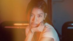 Anda in the music video for 