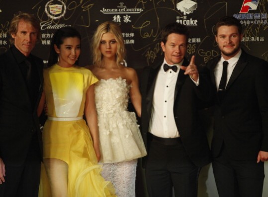  (L to R) Director Michael Bay, Li Bingbing, Nicola Peltzat, Mark Wahlberg, and Jack Reynor poses for a picture at the Shanghai premiere of 'Transformers' on June 22, 2014 in Shanghai, China.