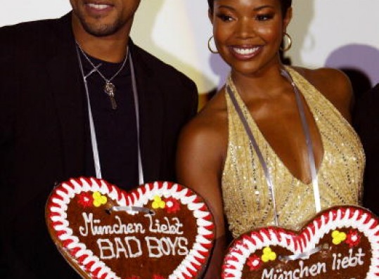 Actor Will Smith and actress Gabrielle Union pose with the Oktoberfest gingerbread hearts with the inscription 'Munich loves Bad Boys II' that they received as gifts at the German premiere of 'Bad Boys II' on October 2, 2003 in Munich, Germany.