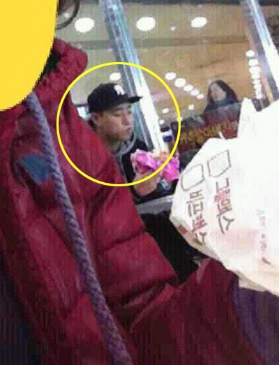LeeSsang Gary eating hamburger on his own | KpopStarz