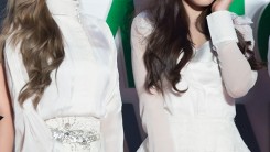 Yoon Bomi (L) and Son Naeun (R) from girl group Apink at the 2014 Melon Music Awards red carpet on Nov. 13,  2014.