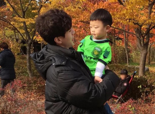 Lee Dong-Wook with Lee Si-An (Lee Daebak) in the shooting location of 