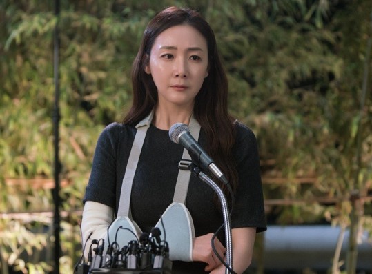 Geum-Joo gives a press conference demanding the justice to be upheld in the 