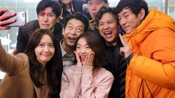 Casts and crews took a picture at the end of 