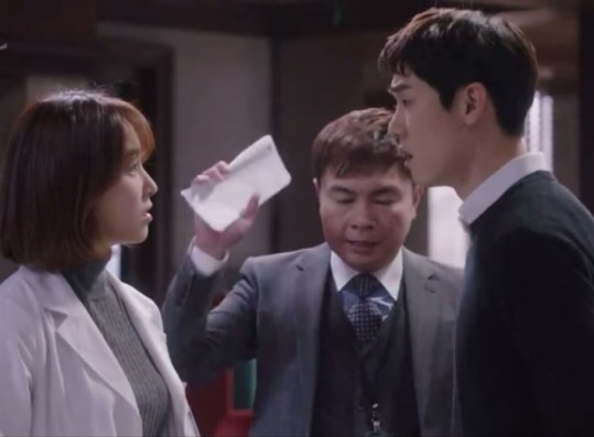 Seo Jung and Dong Joo in a heated conversation.