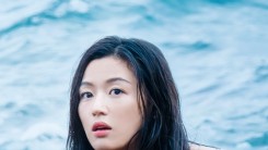 Jun Ji-Hyun as the mermaid Sim-Chung in the 