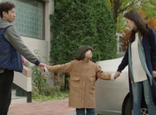 Hyun Woo and Soo Yeon in a tug-of-war on their child.