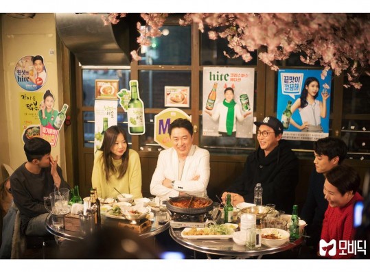 Solji with the other cast and director of the  “On the Way to the Round 3” talkshow on MobidicTV.