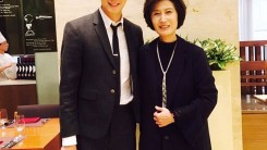 Jung Il-Woo with his mother.