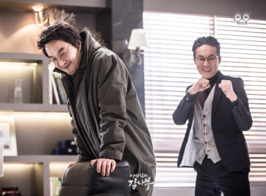 Han Suk-Kyu (L) and Choi Jin-Ho goofed around in the shooting location of “Romantic Doctor Teacher Kim”