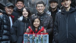 Cast members and director Ryoo Seung-Wan take picture together after wrapping up filming of 