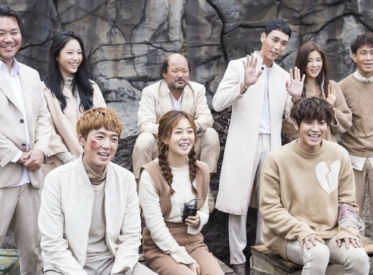 The nine cast members of the drama “Missing Nine” during shooting break.