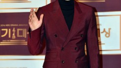 Song Joong-Ki in the red carpet of 2016 KBS Drama Awards.