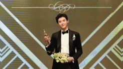  Lee Jong-Suk poses after winning Grand Prize in the 2016 MBC Drama Awards.