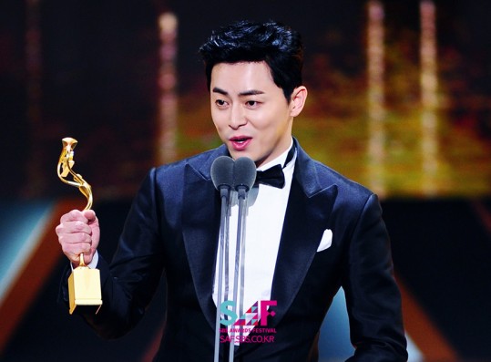 Jo Jung-Sok delivers acceptance speech after winning Top Excellence Awards for Romantic Comedy genre in the 2016 SBS Drama Awards.