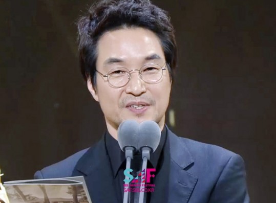 Han Suk-Kyu delivers his speech as the Grand Prize winner in the 2016 SBS Drama Awards.