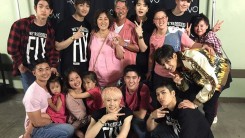 Papa Tuan and his family take picture with GOT7 to support them.