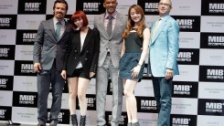  (L to R) Actor Josh Brolin, Sun Ye of Wonder Girls, actor Will Smith, Hye Lim of Wonder Girls and director Barry Sonnenfeld attend the 'Men In Balck 3' Seoul premiere at Times Square on May 7, 2012 in Seoul, South Korea.  (L to R) Actor Josh Brolin, Sun 