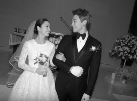 A wedding photo of Kim Tae-hee and Rain.