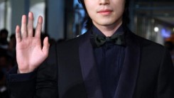 Korean actor Lee Dong Wook arrives for the red carpet and gala screening of 'Queeen of Langkasuka' during day four of the Bangkok International Film Festival 2008 at SF World Cinema, Centralworld on September 26, 2008 in Bangkok, Thailand.