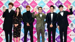 Running Man members posed for a picture on Photo Wall of 2016 SBS Entertainment Awards.