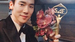 Yoo Yeon Seok poses with his SBS Drama Awards Excellent Actor trophy.