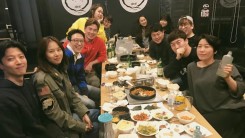 Lee Dong Gun was sitting next to Jo Yoon Hee on Radio Show team dinner.