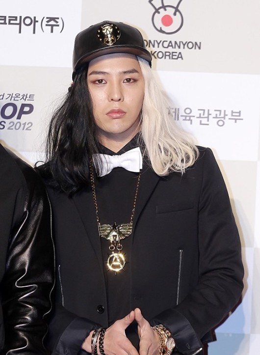 Big Bang G-Dragon Sports Half Black-Half White Hairstyle 