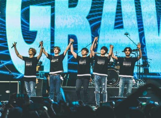 DAY6 Shows Appreciation To Fans At First Concert In Singapore [PHOTOS]