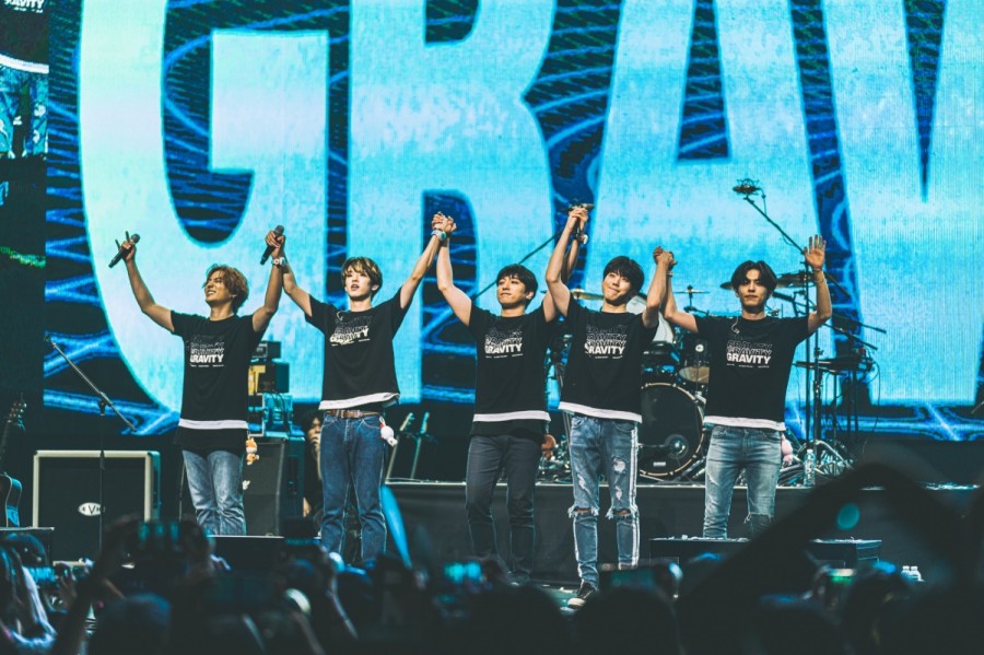 DAY6 Shows Appreciation To Fans At First Concert In Singapore [PHOTOS]