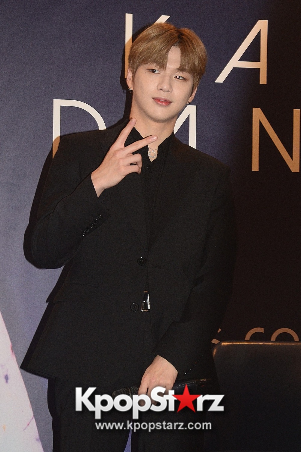 Kang Daniel Shows Off His Charms At His First Solo Fan Meeting Press Conference In Singapore [PHOTOS]