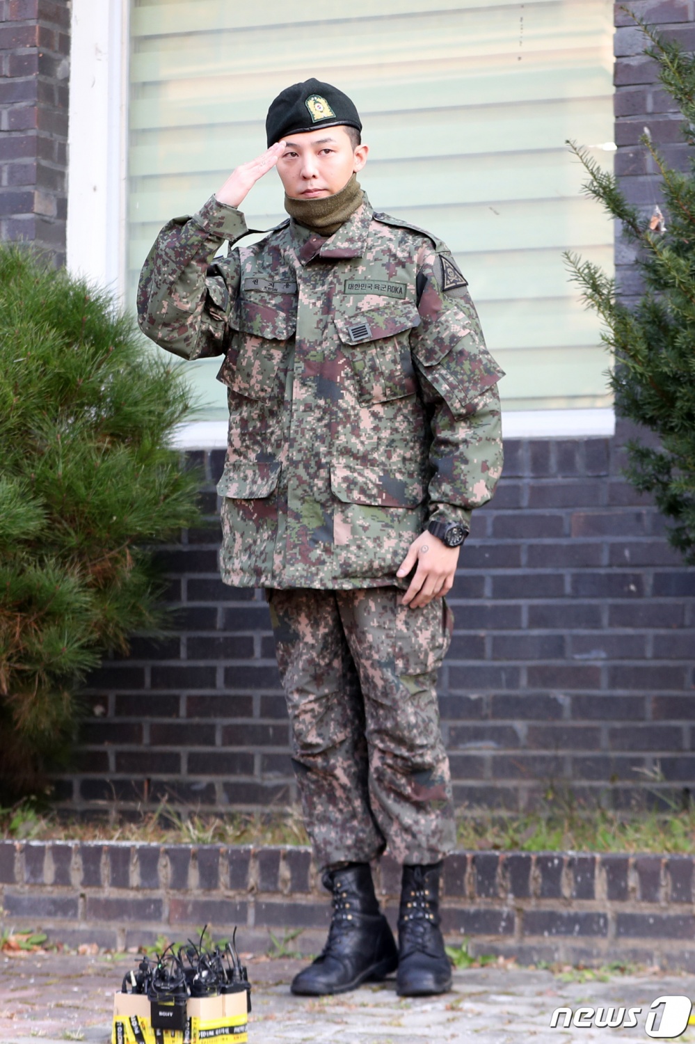 G-Dragon Fans Welcome Him from Military Discharge | KpopStarz