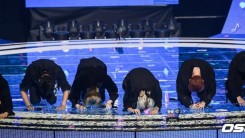MONSTA X Thanks Their Fans By Kneeling And Bowing On Stage 