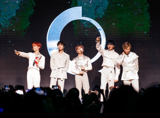ONEUS Lit Up The Stage in New York City – 'FLY WITH US' 2019 USA Tour!