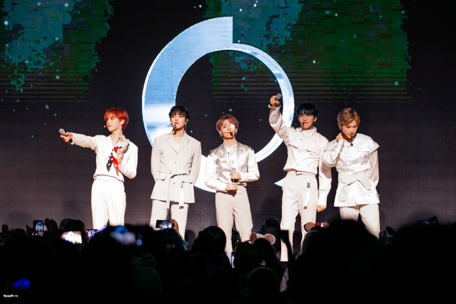 ONEUS Lit Up The Stage in New York City – 'FLY WITH US' 2019 USA Tour!